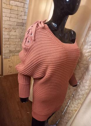 Асиметричний светр зі спущеним плечем 10p