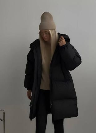 Теплая зимняя куртка из матовой плащевки на синтепоне с подкладкой свободного прямого кроя с карманами капюшоном8 фото