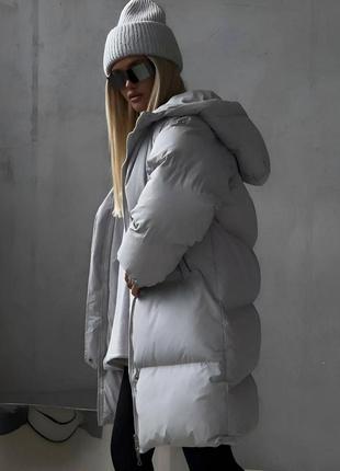 Теплая зимняя куртка из матовой плащевки на синтепоне с подкладкой свободного прямого кроя с карманами капюшоном4 фото