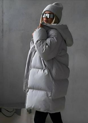 Теплая зимняя куртка из матовой плащевки на синтепоне с подкладкой свободного прямого кроя с карманами капюшоном