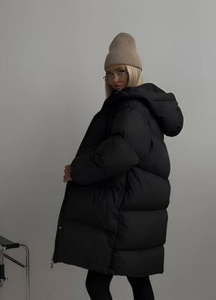 Теплая зимняя куртка из матовой плащевки на синтепоне с подкладкой свободного прямого кроя с карманами капюшоном1 фото