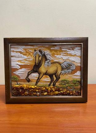 Картина з бурштину «кінь на пагорбі»
