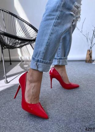 Туфли лодочки на средних каблуках красные лакированные6 фото