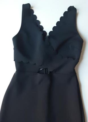 Сукня чорна ,з трикутним вирізом на талі