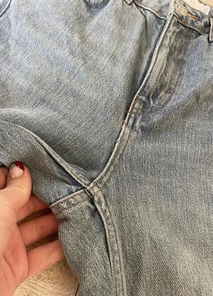 Голубые мом джинсы с жирами на коленях4 фото