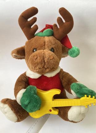 Мягкая игрушка олень новогодний гитарист олень в новогодней шапке с гитарой2 фото