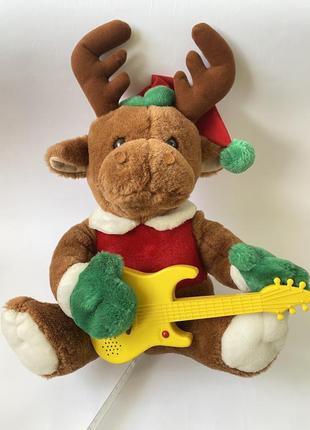 Мягкая игрушка олень новогодний гитарист олень в новогодней шапке с гитарой3 фото