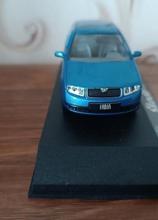 Литая масштабная модель легкового автомобиля skoda fabia 1:43.5 фото