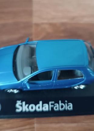Литая масштабная модель легкового автомобиля skoda fabia 1:43.6 фото
