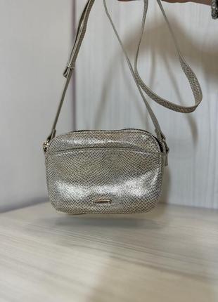 Золотистая сумочка на длинном ремешке