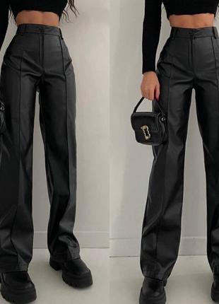 Самые трендовые брюки кожаные из экокожи свободного кроя клеш с высокой посадкой с ремнем8 фото