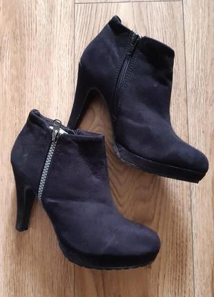 Ботинки на каблуке 36 р.