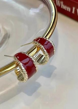 Стильні золотисті сережки напівкільця червона емаль кульчики пусети серьги