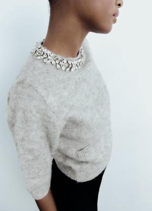 Трикотажний светр зі стразами на комірі4 фото