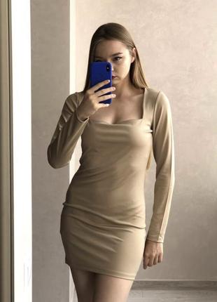 Бежевое платье / платье приталенного кроя мини с вырезом на спине bsl
