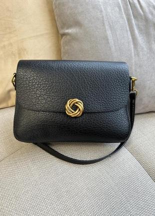Черная женская сумка среднего размера