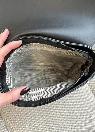 Черная женская сумка среднего размера