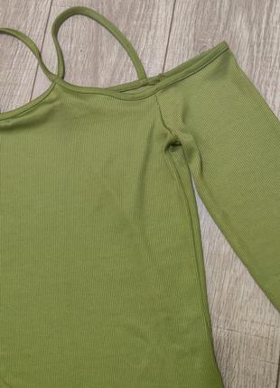 Салатовий/зелений трикотажний  топ в рубчик  з відкритими плечима та переплетами на шиї amisu3 фото