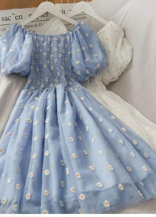 Голубое фатиновое платье с цветочками1 фото