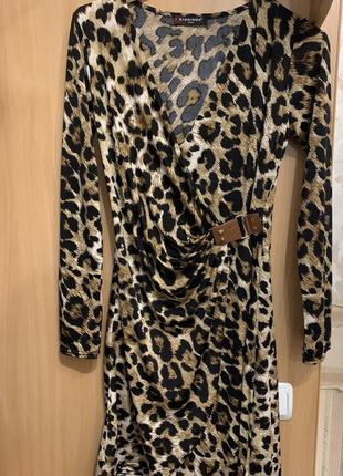 Жіноча сукня з леопардовим принтом