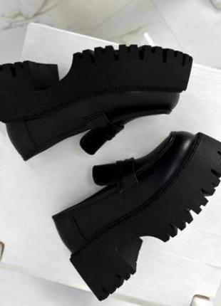 Чорні туфлі лофери на стильній тракторній платформі3 фото