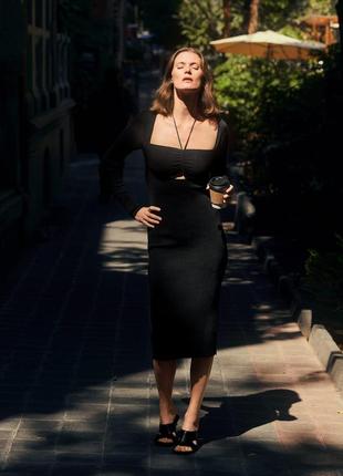 Качественное платье-миди в рубчик