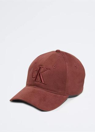 Новая кепка calvin klein бейсболка (ck rum raisin twill logo cap) с америки