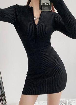 Сукня міні в рубчик з прорізами для пальчиків на блискавці плаття чорна по фігурі базова трикотажна трендова стильна