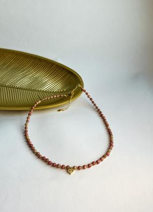 Розовое ожерелье из натурального камня изрохрозит