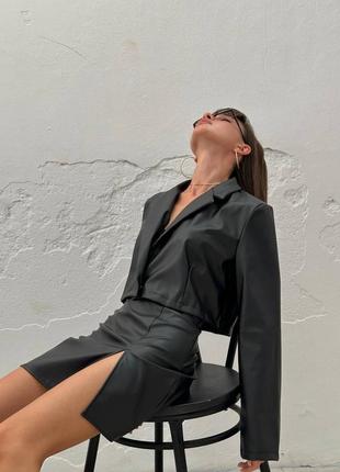 Костюм из экокожи кожаный из кожужажа пиджак укороченный юбка мини с разрезом комплект черный жакет юбка стильный трендовый1 фото