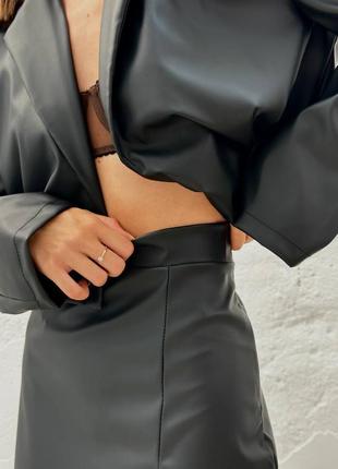 Костюм из экокожи кожаный из кожужажа пиджак укороченный юбка мини с разрезом комплект черный жакет юбка стильный трендовый5 фото