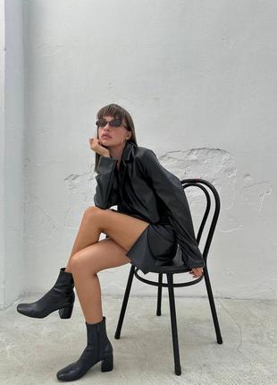 Костюм из экокожи кожаный из кожужажа пиджак укороченный юбка мини с разрезом комплект черный жакет юбка стильный трендовый6 фото