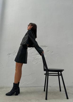 Костюм из экокожи кожаный из кожужажа пиджак укороченный юбка мини с разрезом комплект черный жакет юбка стильный трендовый4 фото