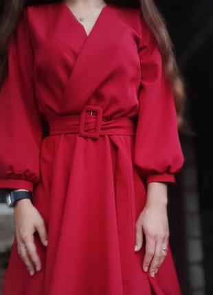 Червона сукня