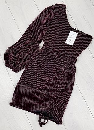 Блестящее платье с одним рукавом