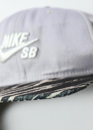 Кепка снэпбэк nike sb с вышитым логотипом и зебра козырьком. skateboard vintage y2k acg stefan janoski new era rap тракер8 фото