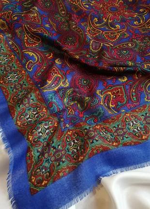 Велика красива хустина