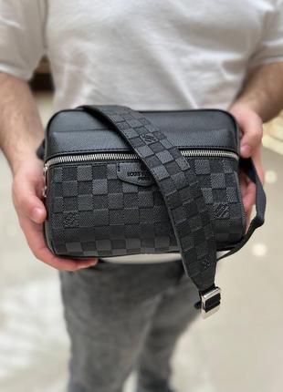 Мужская сумка известного бренда топовая через повесе черного цвета
