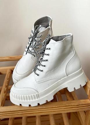 Білі черевики
