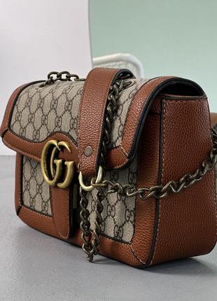 Женская сумка кросс-боди на цепочке gucci в коричневом цвете7 фото