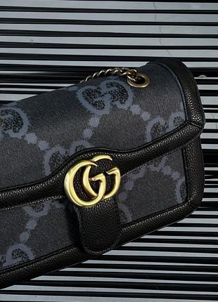 Женская сумка кросс-боди на цепочке gucci в синем цвете гуччи на плече5 фото