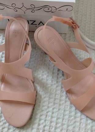 Босоніжки zara