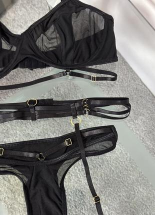 Черный эротический комплект белья в сеточку с поясом и гартерами6 фото