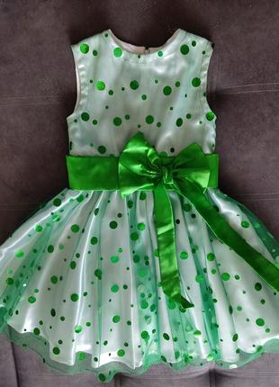 Зелена сукня на дівчинку