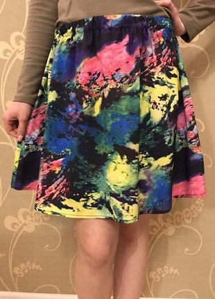 Очень красивая и стильная юбка в ярких разноцветных абстракциях.1 фото