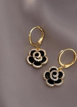Стильні золотисті сережки підвіси кульчики серьги квітка чорна емаль циркон камінці2 фото