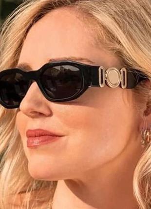Тренд сонцезаисні чорні окуляри сонячні очки зі золотистим декором на дужці антиблік