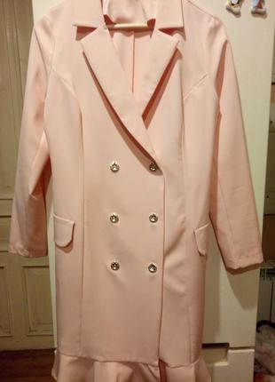 Платье пиджак персиковое, приталенное