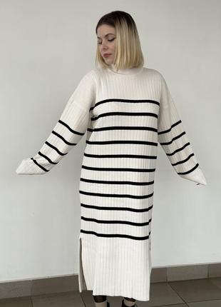 Вʼязана міді сукня фасону овесайз.