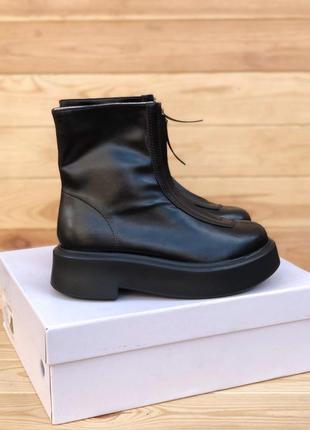 Жіночі черевики чорні the row zipped boot black in leather